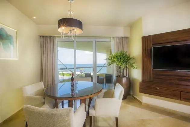 Superior Governor One Bedroom Suite Ocean View - King Size Bed