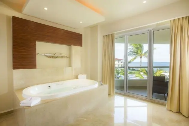 Superior Governor One Bedroom Suite Ocean View - King Size Bed