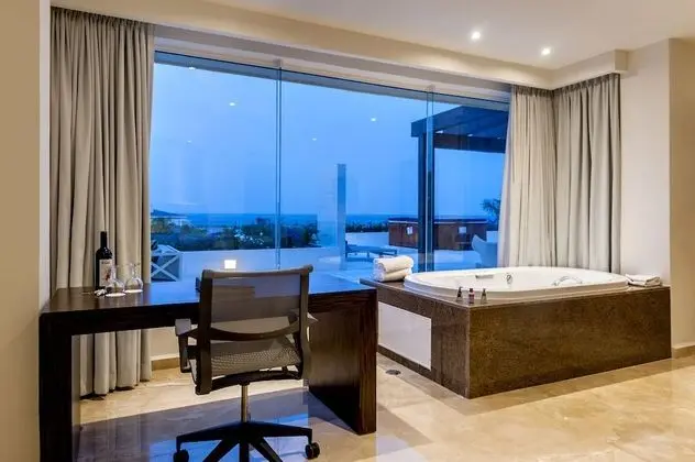 Superior Governor One Bedroom Suite Ocean View - King Size Bed