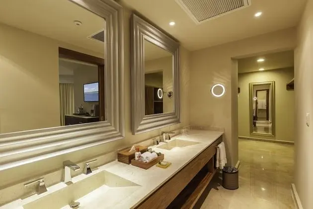 Superior Governor One Bedroom Suite Ocean View - King Size Bed