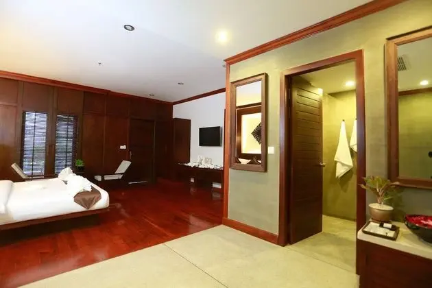 Cabana Suite King Room, Balcony, Pool View