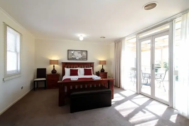 Kır Evi (4 Bedroom Home - Hopkins on Charles)