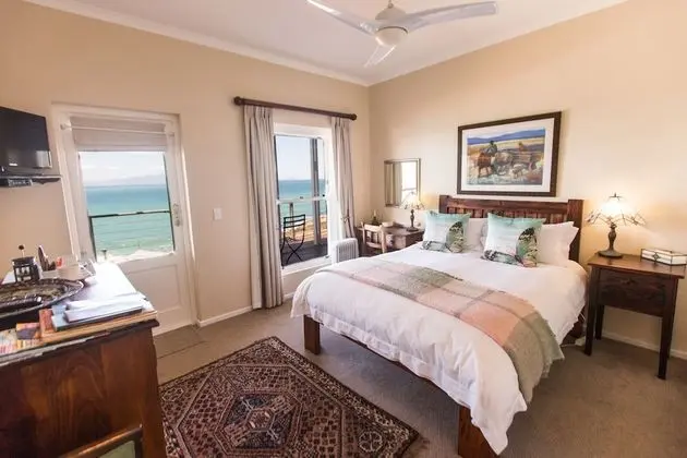 Queen Bed Direct Balcony Access
