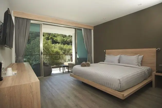 Deluxe Tek Büyük Yataklı Oda, Havuz Manzaralı