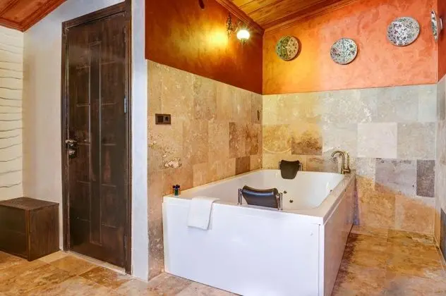 Suite Oda Balkonlu, Kale Manzaralı, Jakuzili (2 Kişilik)