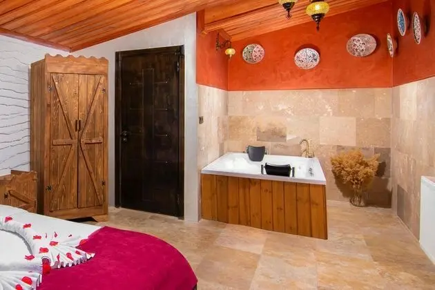 Suite Oda Balkonlu, Kale Manzaralı, Jakuzili (2 Kişilik)