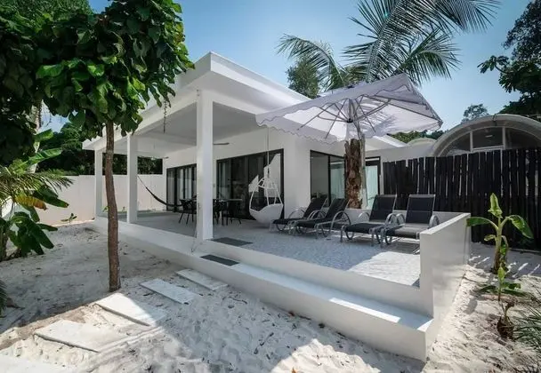 Family Villa With Private Jacuzzi (2 King Beds and 4 Single Beds and 1 living Room with sofa Bed)
