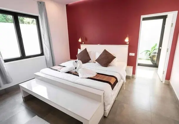 Family Villa With Private Jacuzzi (2 King Beds and 4 Single Beds and 1 living Room with sofa Bed)