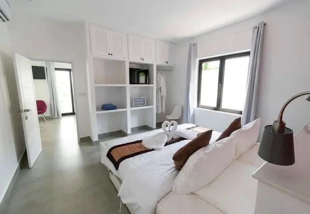 Family Villa With Private Jacuzzi (2 King Beds and 4 Single Beds and 1 living Room with sofa Bed)