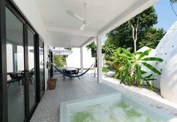 Family Villa With Private Jacuzzi (2 King Beds and 4 Single Beds and 1 living Room with sofa Bed)