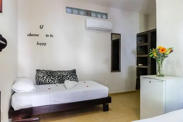 Standard Tek Büyük Yataklı Oda, Birden Çok Yatak, Sigara İçilmez, Havuz Manzaralı (Junior Suite)