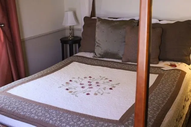 Oda, Sigara İçilmez, Özel Banyo (Moore House guest room)