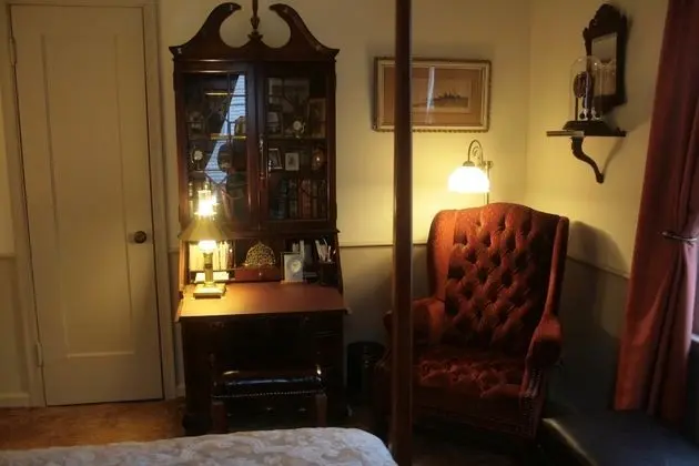 Oda, Sigara İçilmez, Özel Banyo (Moore House guest room)