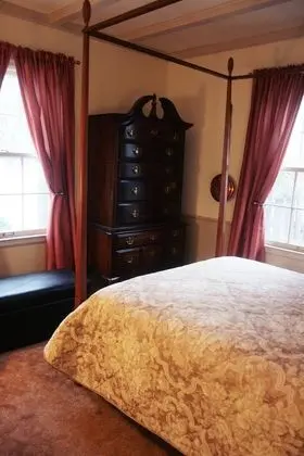 Oda, Sigara İçilmez, Özel Banyo (Moore House guest room)