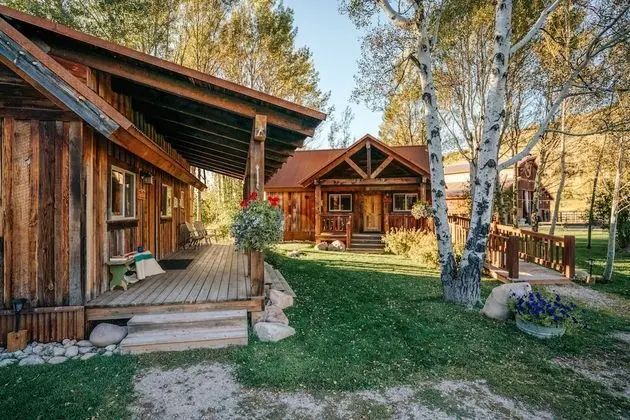 Rendezvous Cabin (2 Queen)