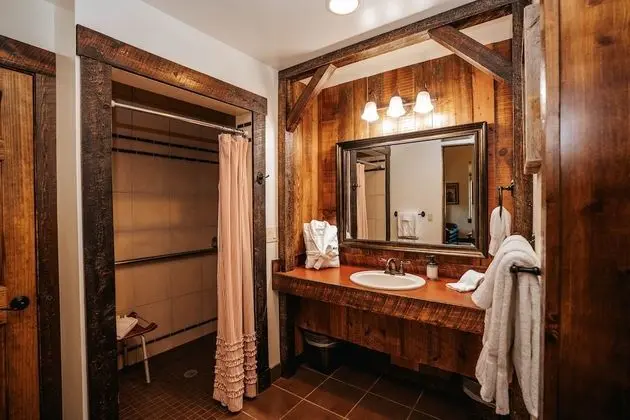 Rendezvous Cabin (2 Queen)