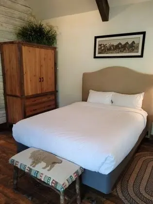 Rendezvous Cabin (2 Queen)