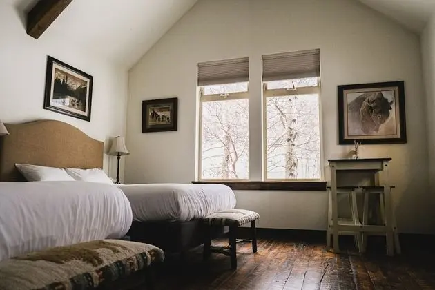 Rendezvous Cabin (2 Queen)