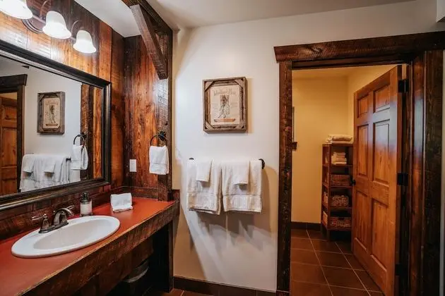 Rendezvous Cabin (2 Queen)