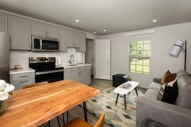 Twin Cabin (2 Queen, Kitchen)