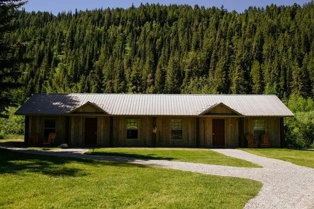 Twin Cabin (2 Queen, Kitchen)