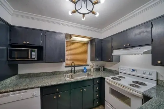 Lodge Unit #1-1 Bedroom, 1 Bath, Full Kitchen