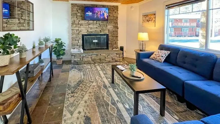 Lodge Unit #1-1 Bedroom, 1 Bath, Full Kitchen