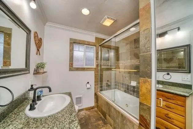Lodge Unit #1-1 Bedroom, 1 Bath, Full Kitchen
