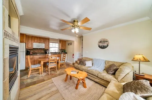 Lodge Unit #12 - 2 Bedroom, 2 bath, Full Kitchen