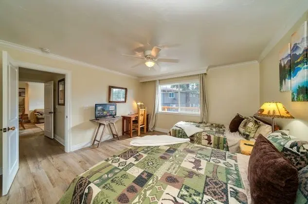 Lodge Unit #12 - 2 Bedroom, 2 bath, Full Kitchen