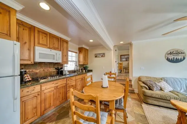 Lodge Unit #12 - 2 Bedroom, 2 bath, Full Kitchen