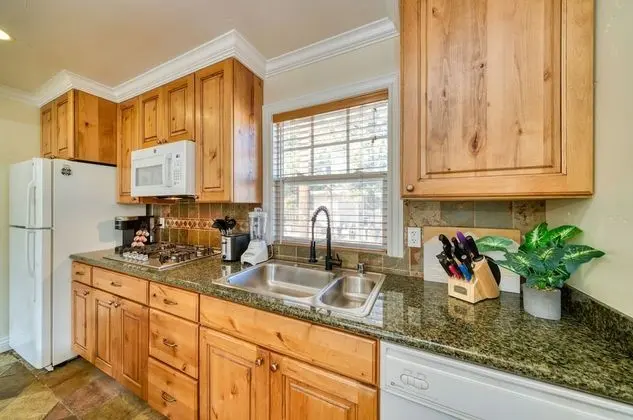 Lodge Unit #12 - 2 Bedroom, 2 bath, Full Kitchen