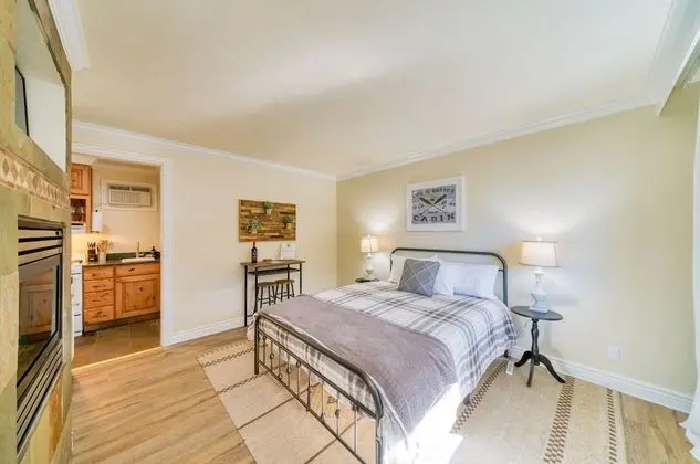 Lodge Unit #4-Studio, Kitchenette