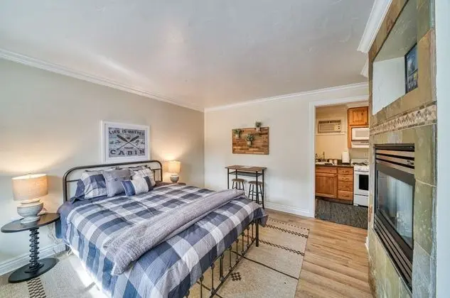 Lodge Unit #4-Studio, Kitchenette