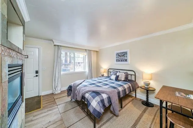 Lodge Unit #4-Studio, Kitchenette