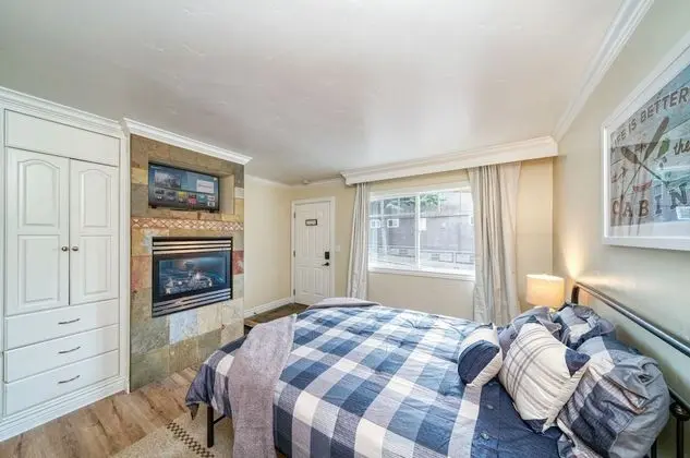 Lodge Unit #4-Studio, Kitchenette