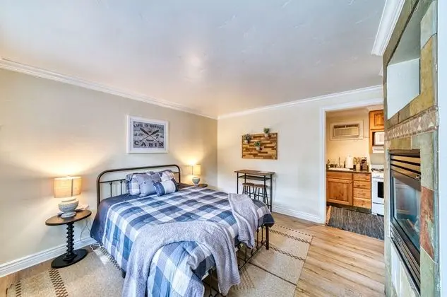 Lodge Unit #4-Studio, Kitchenette