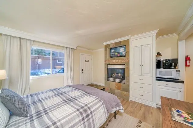 Lodge Unit #4-Studio, Kitchenette