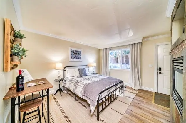 Lodge Unit #4-Studio, Kitchenette