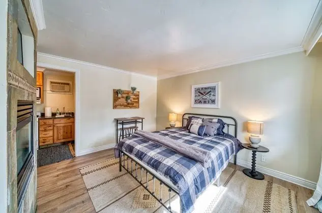 Lodge Unit #4-Studio, Kitchenette