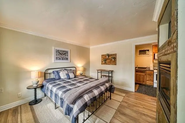 Lodge Unit #4-Studio, Kitchenette