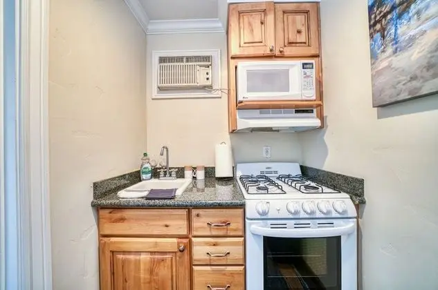 Lodge Unit #4-Studio, Kitchenette