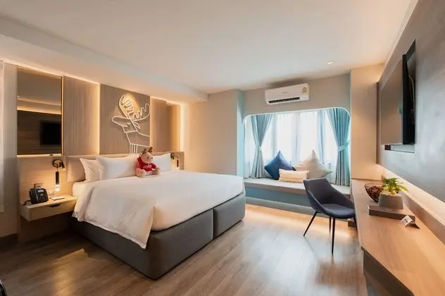 Standard King Bed with shower