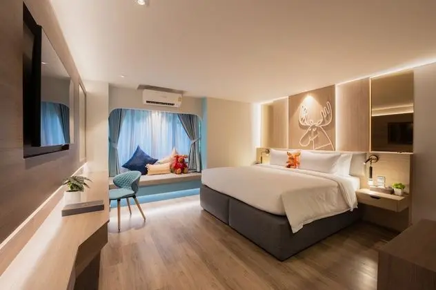Standard King Bed with shower