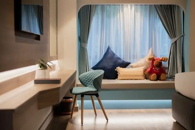 Standard King Bed with shower