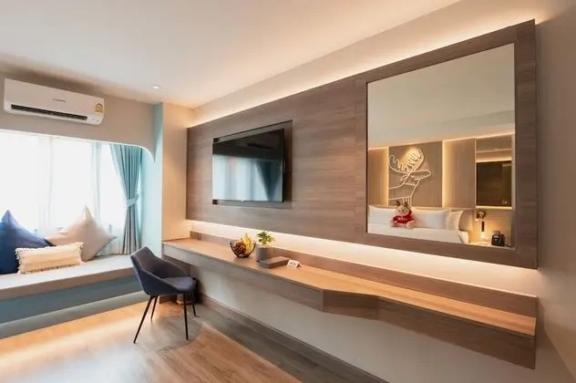 Standard King Bed with shower