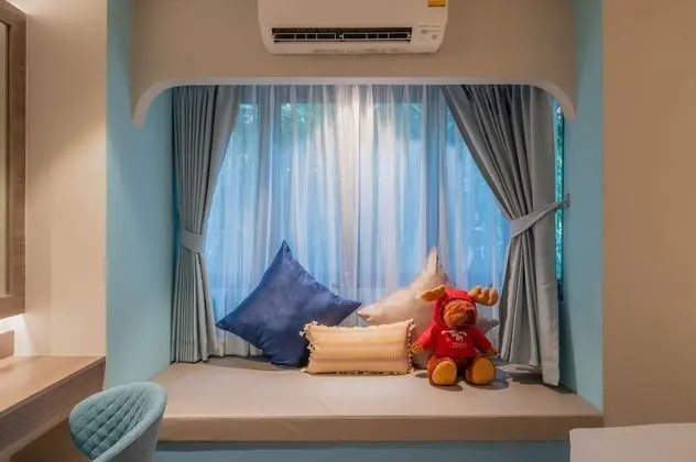 Standard King Bed with shower
