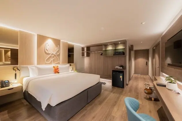 Standard King Bed with shower