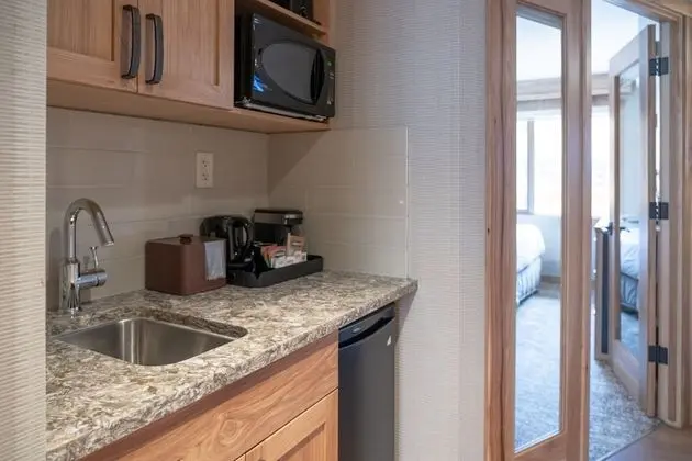 Superior One Bedroom Suite 2 Queens