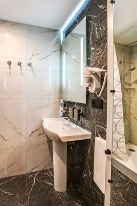 Comfort Tek Büyük veya İki Ayrı Yataklı Oda